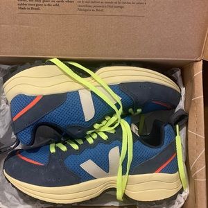 BRAND NEW Veja Hexamesh Sneakers